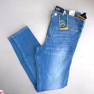 NWT HOLLISTER HIGH RISE DISTRESSED JEGGING